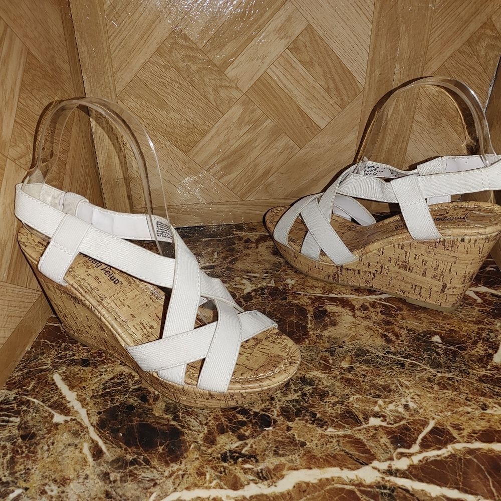 Montego bay club women's fashion clogs cream size 6.5.     146